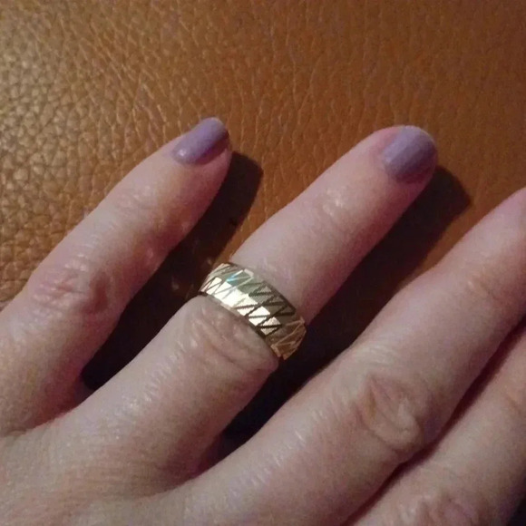 💙🌹New Yellow Tone Wedding Band - Picture 3 of 8